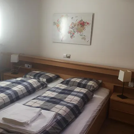 Large Spacious Apartment, 50m To The Lift! *