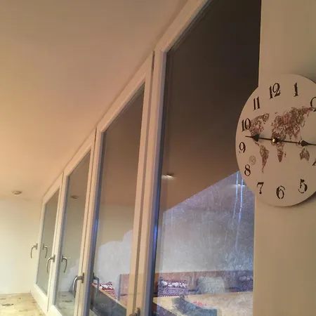 Large Spacious Apartment, 50m To The Lift! 公寓