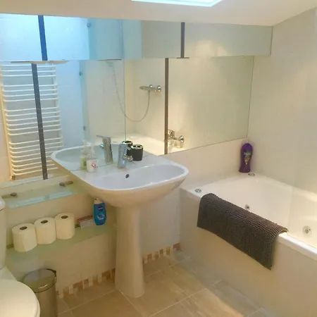 公寓 Large Spacious Apartment, 50m To The Lift!