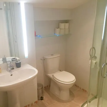 Lejlighed Large Spacious Apartment, 50m To The Lift!