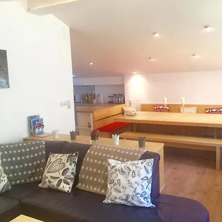 Large Spacious Apartment, 50m To The Lift! 아파트 *