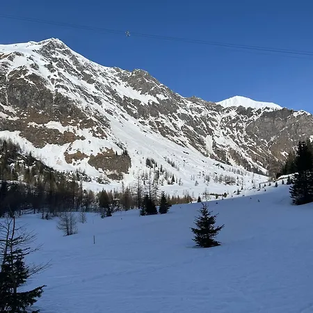 Large Spacious Apartment, 50m To The Lift! 公寓