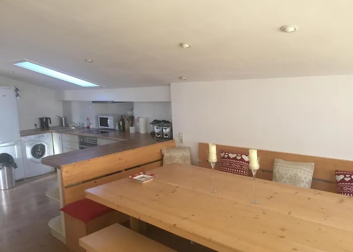 Apartman Large Spacious Apartment, 50m To The Lift! *