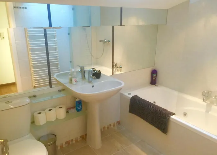 Apartman Large Spacious Apartment, 50m To The Lift!